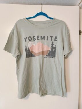 Zoe + Liv Green Graphic T Shirt Size XXL